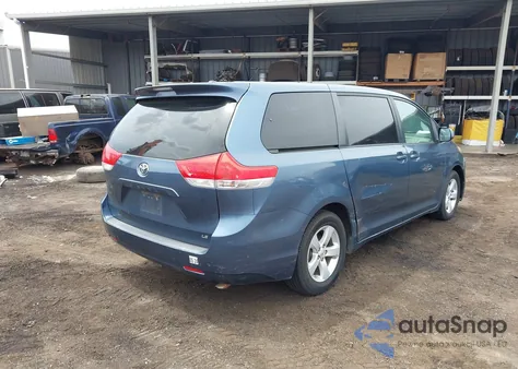 2014 Toyota Sienna Le V6 7 Passenger Auto Access Seat/Le V6 7 Passenger Mobility/Le V6 8 Passenger z USA, uszkodzony, nr VIN 5TDKK3DC4ES427453